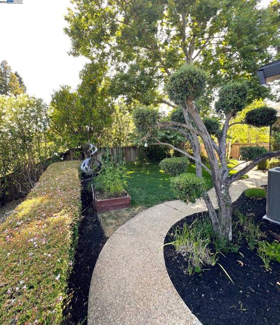 211 Arthur Ct, Danville CA: https://media.crmls.org/mediaz/4ad26be1-081e-4e97-a374-16c627b2ed76.jpg