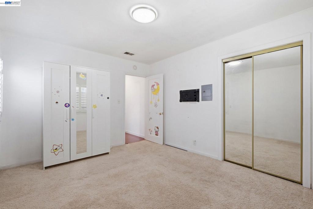 https://media.crmls.org/mediaz/4ad2e09a-2373-490d-9d4b-80a9d2cf4e4a.jpg?preset=X-Large