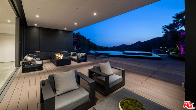 2341 Gloaming Way, Beverly Hills CA: https://media.crmls.org/mediaz/4ad30be4-48e5-44aa-ab04-0e25f930f97f.jpg