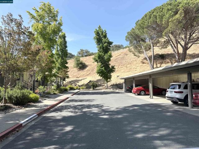 1601 Oakmont Dr, Walnut Creek CA: https://media.crmls.org/mediaz/4ad4f1e7-bf5d-4325-9d28-b8d0bc81871b.jpg