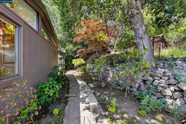 1176 Brown Ave, Lafayette CA: https://media.crmls.org/mediaz/4ad53dd2-6e5b-4e5d-a7e1-035a5c6aebd7.jpg