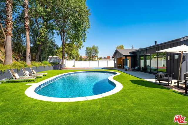 20215 Lorenzana Drive, Woodland Hills CA: https://media.crmls.org/mediaz/4ad68e2c-f2fd-4c1f-b285-fd998c5f5157.jpg