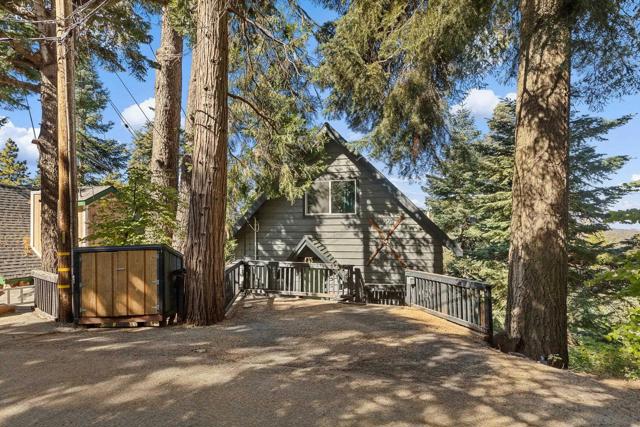 720 Buckingham Sq, Lake Arrowhead CA: https://media.crmls.org/mediaz/4ad71eb6-152c-4c8c-a209-83d9b2bb9514.jpg