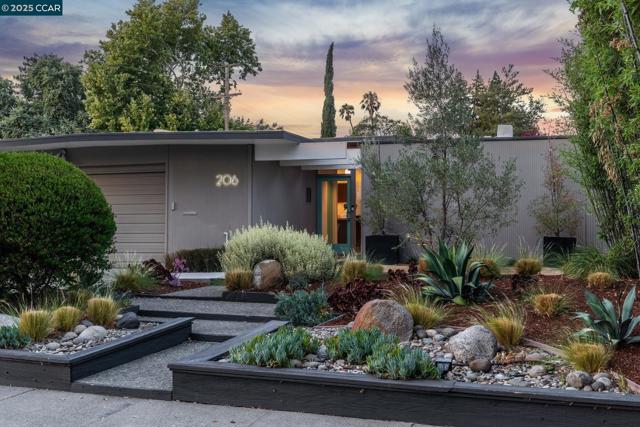 206 Santa Fe Dr, Walnut Creek CA: https://media.crmls.org/mediaz/4ad7255e-69b7-41aa-8279-e08fa82d1ec9.jpg