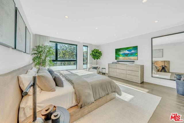724 N Croft Avenue, Los Angeles CA: https://media.crmls.org/mediaz/4ad923dc-71ba-4e1d-a0fb-7eb4ba8c84e6.jpg