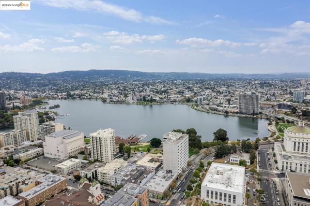 1425 Lakeside DR, Oakland CA: https://media.crmls.org/mediaz/4ada4b77-11cf-46d5-9f3f-e7887baa3510.jpg
