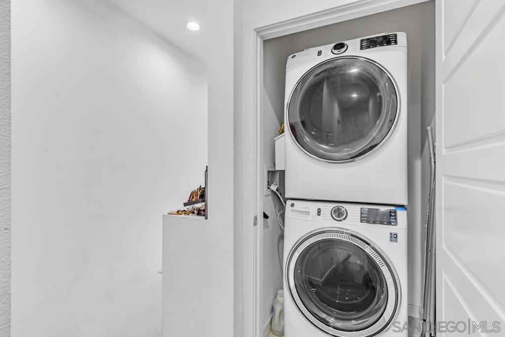 https://media.crmls.org/mediaz/4adbe5d1-7ae2-4dca-a6b1-a3d7bbe3c212.jpg?preset=X-Large