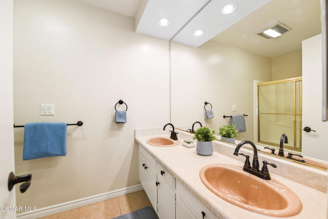 20027 Hiawatha Street, Chatsworth CA: https://media.crmls.org/mediaz/4adc006f-1adb-4a0e-ad38-9afd89c613bd.jpg