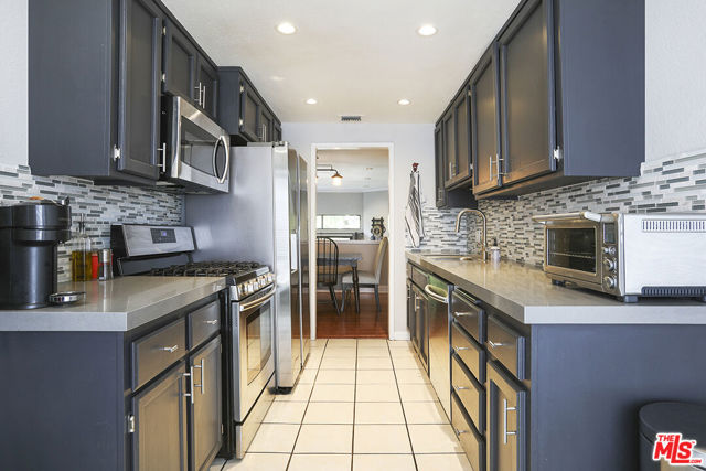 15237 MAGNOLIA Boulevard, B photo 5
