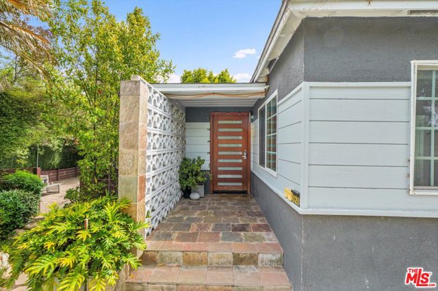 828 Hill Street, Santa Monica CA: https://media.crmls.org/mediaz/4add214c-08e0-4bfa-8815-41d83e2e9910.jpg