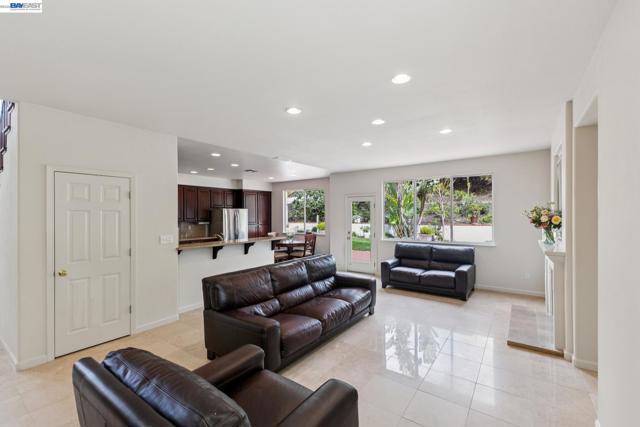 Image 16 of 51 For 25318 Buckeye Dr