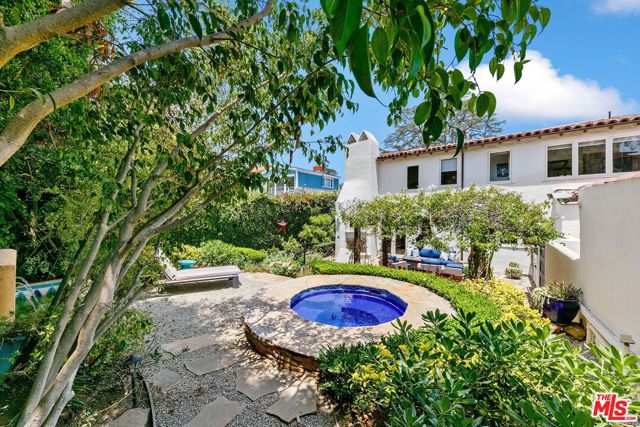 331 S Medio Drive, Los Angeles CA: https://media.crmls.org/mediaz/4adda174-1da9-445b-b9bc-f45ce8a91e2c.jpg