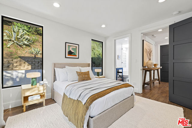 3873 Berry Drive, Studio City CA: https://media.crmls.org/mediaz/4ae09301-70f8-4d9c-9c82-5d597afba731.jpg