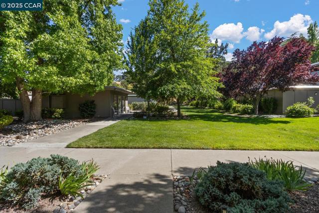 1501 Oakmont, Walnut Creek CA: https://media.crmls.org/mediaz/4ae19cbe-82d1-4f1f-9ec8-281be2622be9.jpg