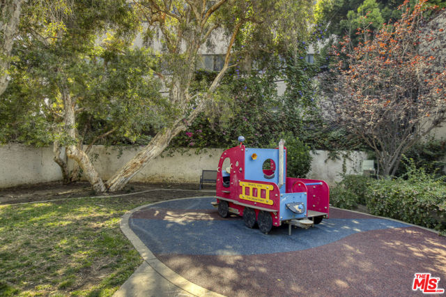 143 N Arnaz Drive, Beverly Hills CA: https://media.crmls.org/mediaz/4ae1f5cf-3c3c-4a0f-b4eb-400a6ca38405.jpg