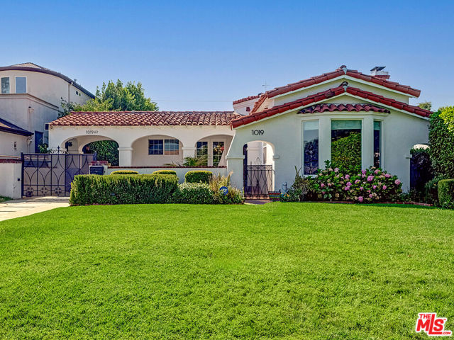 1019 S Rimpau Boulevard, Los Angeles CA: https://media.crmls.org/mediaz/4ae238ab-0807-4857-badf-5520fc826ba1.jpg