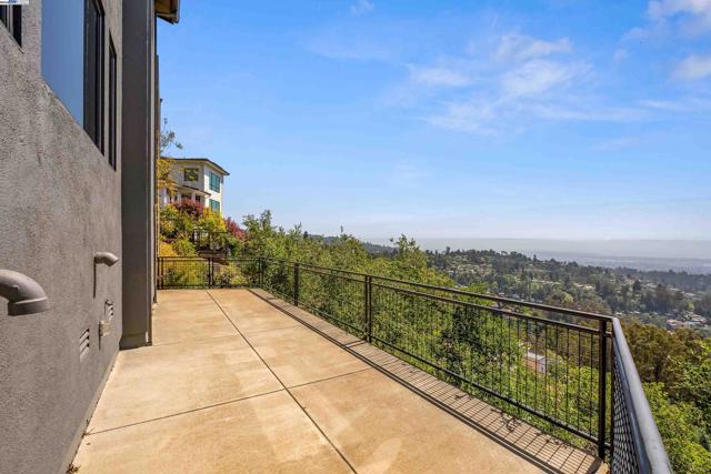 103 Diablo Dr, Oakland CA: https://media.crmls.org/mediaz/4ae248e0-895f-4666-9c78-4b8cf4205cde.jpg