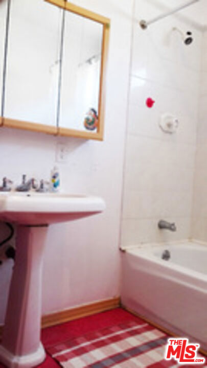 4226 Redwood Avenue, Los Angeles CA: https://media.crmls.org/mediaz/4ae27b52-91b2-4667-9676-54de8d6ffea3.jpg