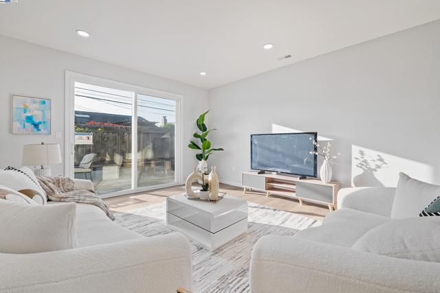 4349 La Cosa Ave, Fremont CA: https://media.crmls.org/mediaz/4ae28e69-7cd4-4103-baeb-6b3889f7237c.jpg
