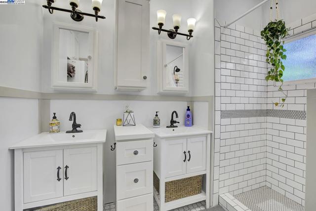 1215 Castro St, Martinez CA: https://media.crmls.org/mediaz/4ae2a286-fb54-4a64-9020-7521deb938d9.jpg