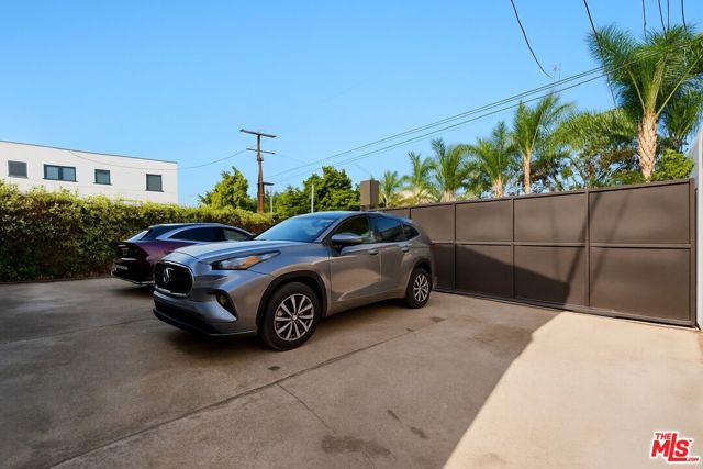 643 Santa Clara Avenue, Venice CA: https://media.crmls.org/mediaz/4ae2daf7-d30e-4e49-8375-dd9636d5737c.jpg