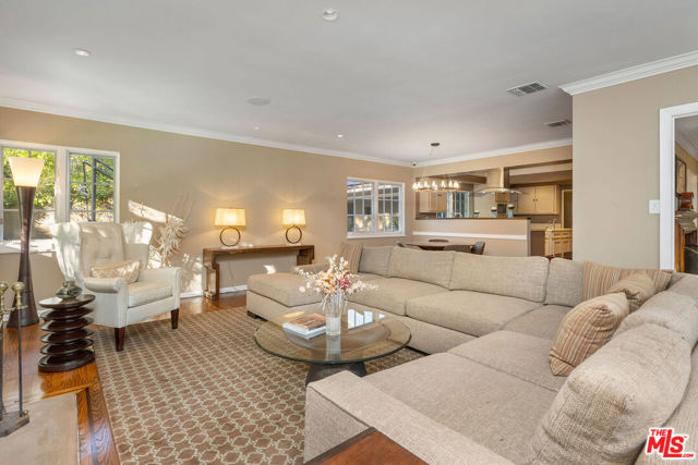 723 N Sierra Drive, Beverly Hills CA: https://media.crmls.org/mediaz/4ae34ace-e1a4-492e-9f24-faacc322952e.jpg