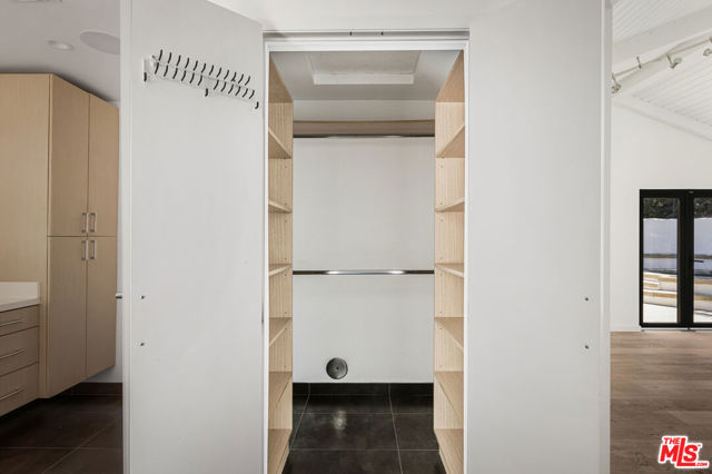 2425 Rinconia Drive, Los Angeles CA: https://media.crmls.org/mediaz/4ae3c5ab-6241-4058-a810-0eae8747e055.jpg
