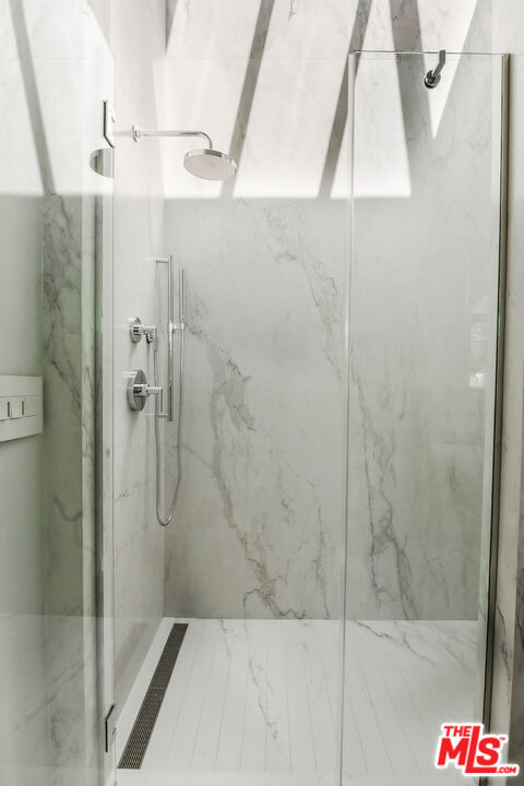 1302 Sweetzer Avenue, West Hollywood CA: https://media.crmls.org/mediaz/4ae5180b-827b-430a-89bf-f2629c1cb901.jpg