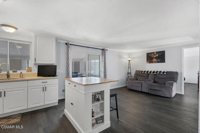 15750 Arroyo Drive, Moorpark CA: https://media.crmls.org/mediaz/4ae52432-aeed-471c-ac83-8e98eca72d5b.jpg