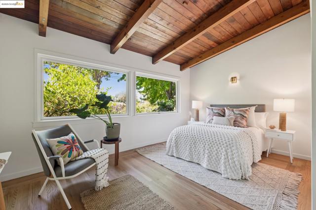 39 Norwood Ave, Kensington CA: https://media.crmls.org/mediaz/4ae53dfc-19e8-4f6b-b0a8-f19eab1164e8.jpg