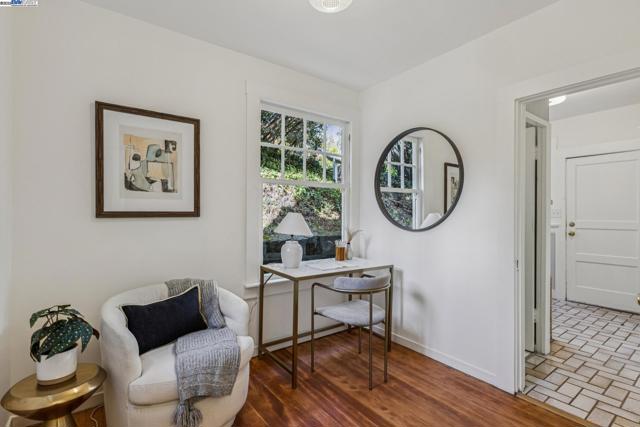 5811 Romany, Oakland CA: https://media.crmls.org/mediaz/4ae546f8-eb4a-4b27-8125-559133051804.jpg