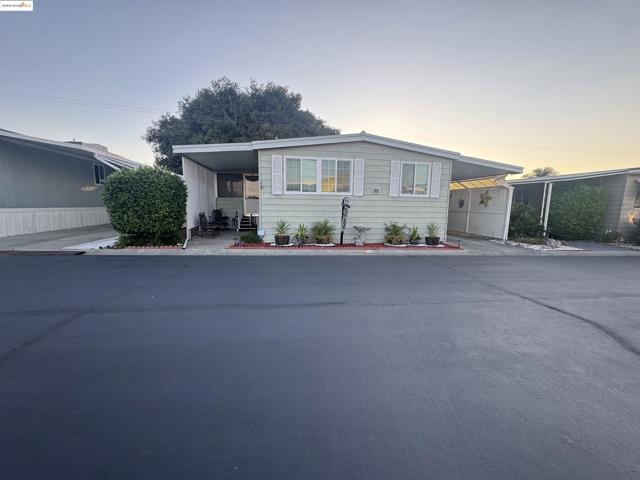 137 Zartop, Oakley CA: https://media.crmls.org/mediaz/4ae8606a-b4ca-411d-a253-99f3ea1c8b2c.jpg