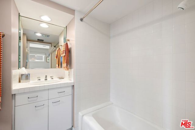 505 Pier Avenue, Santa Monica CA: https://media.crmls.org/mediaz/4ae8902b-1db4-4dff-9876-2ca78ca40f38.jpg