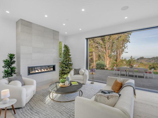 60 Glengarry Way, Hillsborough CA: https://media.crmls.org/mediaz/4aea30db-e14d-49e1-8cb7-ec3c658b12d8.jpg
