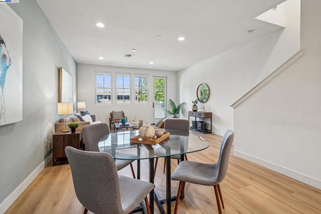 2110 Clement Ave, Alameda CA: https://media.crmls.org/mediaz/4aea3456-c4bd-4b5e-895c-0e82ce43e3de.jpg