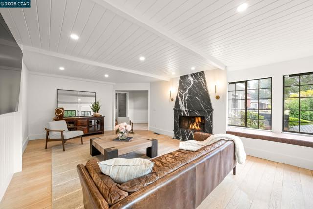 125 Sleepy Hollow Ln, Orinda CA: https://media.crmls.org/mediaz/4aec5696-d8e2-43a2-b430-ab95f6178bf7.jpg