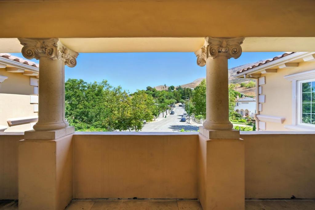 https://media.crmls.org/mediaz/4aecd2b4-e8fb-4545-a2ed-6b78e87dff5e.jpg?preset=X-Large