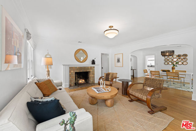607 S Orange Drive, Los Angeles CA: https://media.crmls.org/mediaz/4aedf012-3a83-471b-986d-f832289dc63f.jpg