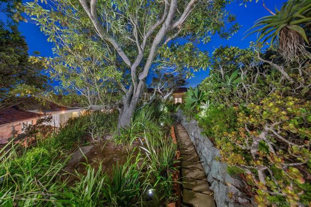 7520 Hillside Dr, La Jolla CA: https://media.crmls.org/mediaz/4aeed1eb-ef47-4f42-a1b3-be6dff8eaaec.jpg