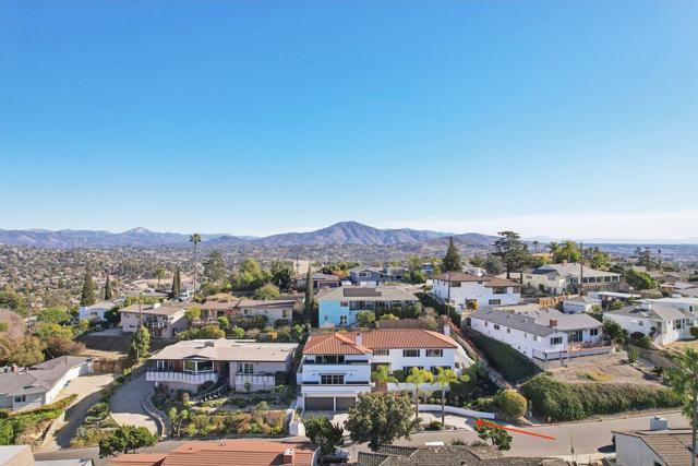 4367 Summit Dr, La Mesa CA: https://media.crmls.org/mediaz/4aeffba2-dd89-4c8d-9567-568c0f2c84e9.jpg