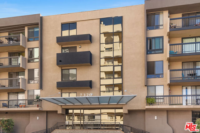 7320 Hawthorn Avenue, Los Angeles CA: https://media.crmls.org/mediaz/4af0374a-dcd4-4625-b631-61a5e44439d0.jpg