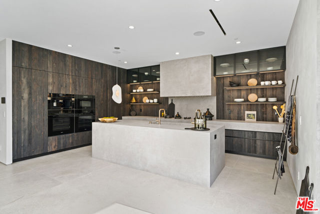 6660 Maryland Drive, Los Angeles CA: https://media.crmls.org/mediaz/4af0554b-372c-41a9-9384-aa0c9206cb85.jpg