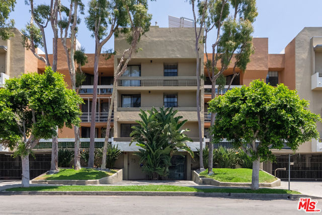 750 N Kings Road, West Hollywood CA: https://media.crmls.org/mediaz/4af0a441-89b4-45f1-99fd-ee1e0dc7a758.jpg
