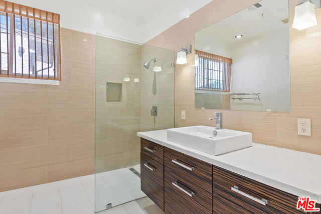 1710 Santa Paula Place, Glendale CA: https://media.crmls.org/mediaz/4af0a6a4-d8a6-4a7b-8fa7-98a2132bb8fa.jpg