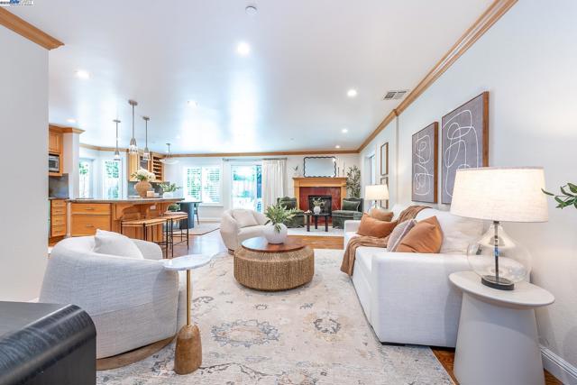 32760 Orick St, Union City CA: https://media.crmls.org/mediaz/4af12e49-6cf6-4b40-b511-2506ab3d53df.jpg