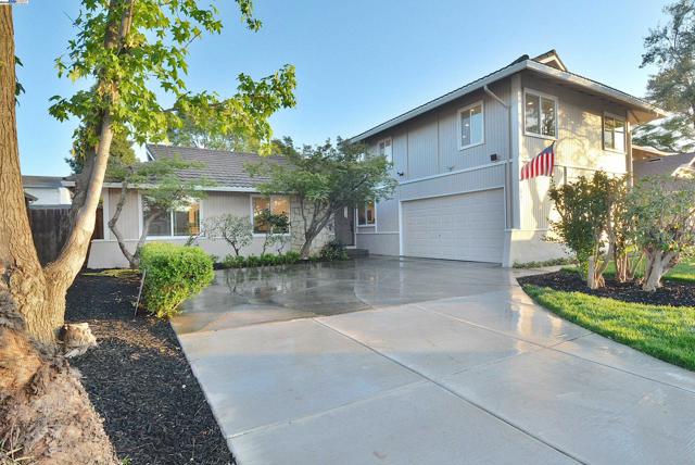 651 Brookfield Dr, Livermore CA: https://media.crmls.org/mediaz/4af3de8b-2b67-4501-8fc6-994d7c504d2b.jpg