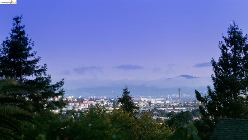 https://media.crmls.org/mediaz/4af4ffb7-d2a4-4c7a-a28b-4fae6ee6bf56.jpg?preset=X-Large