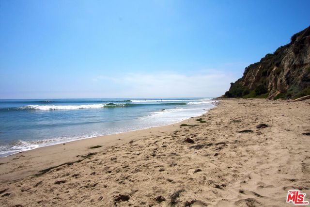 29221 Heathercliff Road, Malibu CA: https://media.crmls.org/mediaz/4af56908-9e68-4988-a869-5f63e4aa33b7.jpg