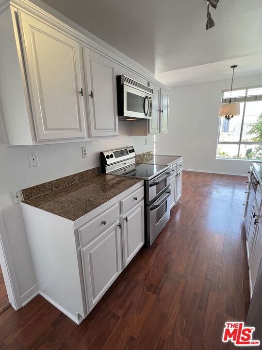 622 S Barrington Avenue, Los Angeles CA: https://media.crmls.org/mediaz/4af63155-142f-4d92-b07d-c2cc97e501ff.jpg