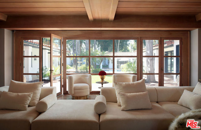 18625 Wells Drive, Tarzana CA: https://media.crmls.org/mediaz/4af6914f-ad41-4523-8f3e-c73b64f52877.jpg